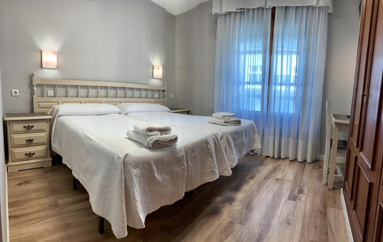 וילה פרנקה דל ביירסו Hostal Restaurante Mendez מראה חיצוני תמונה