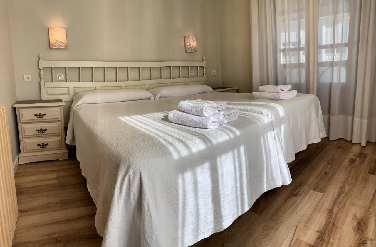 וילה פרנקה דל ביירסו Hostal Restaurante Mendez מראה חיצוני תמונה