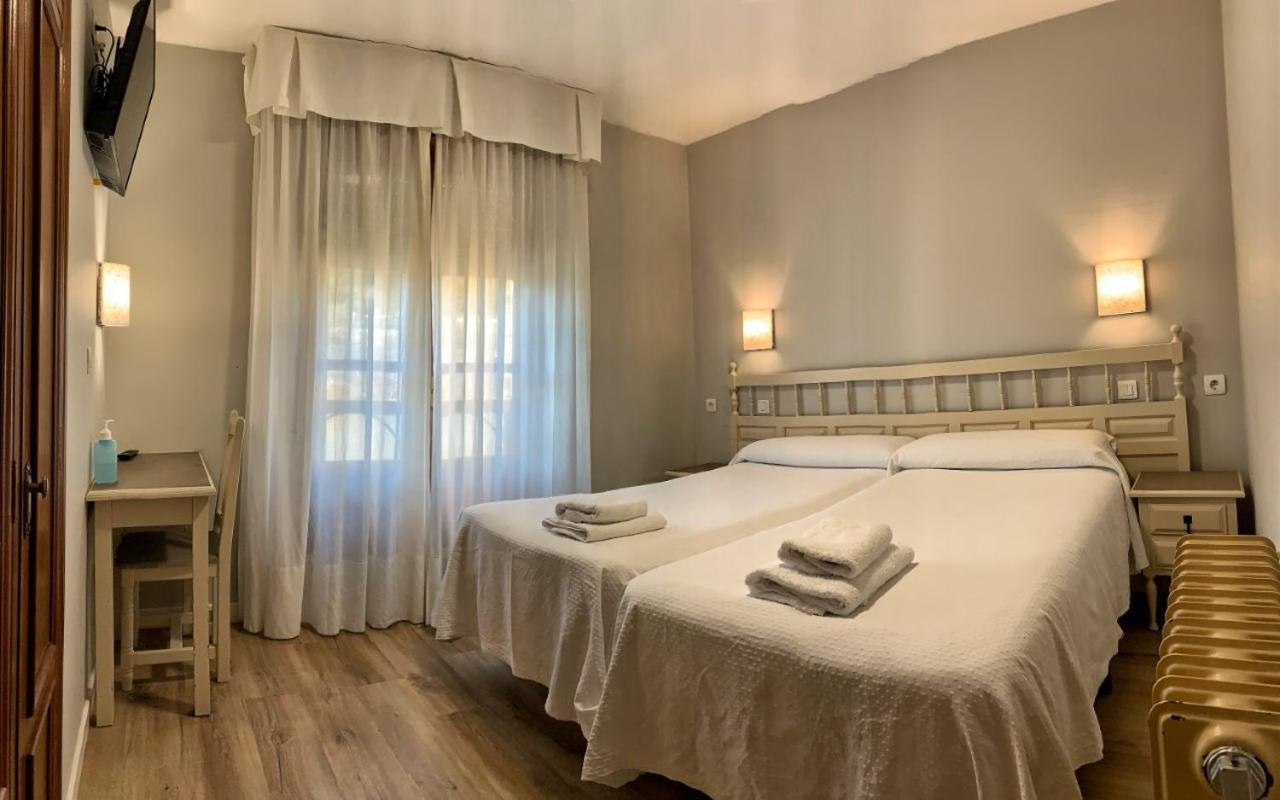 וילה פרנקה דל ביירסו Hostal Restaurante Mendez מראה חיצוני תמונה