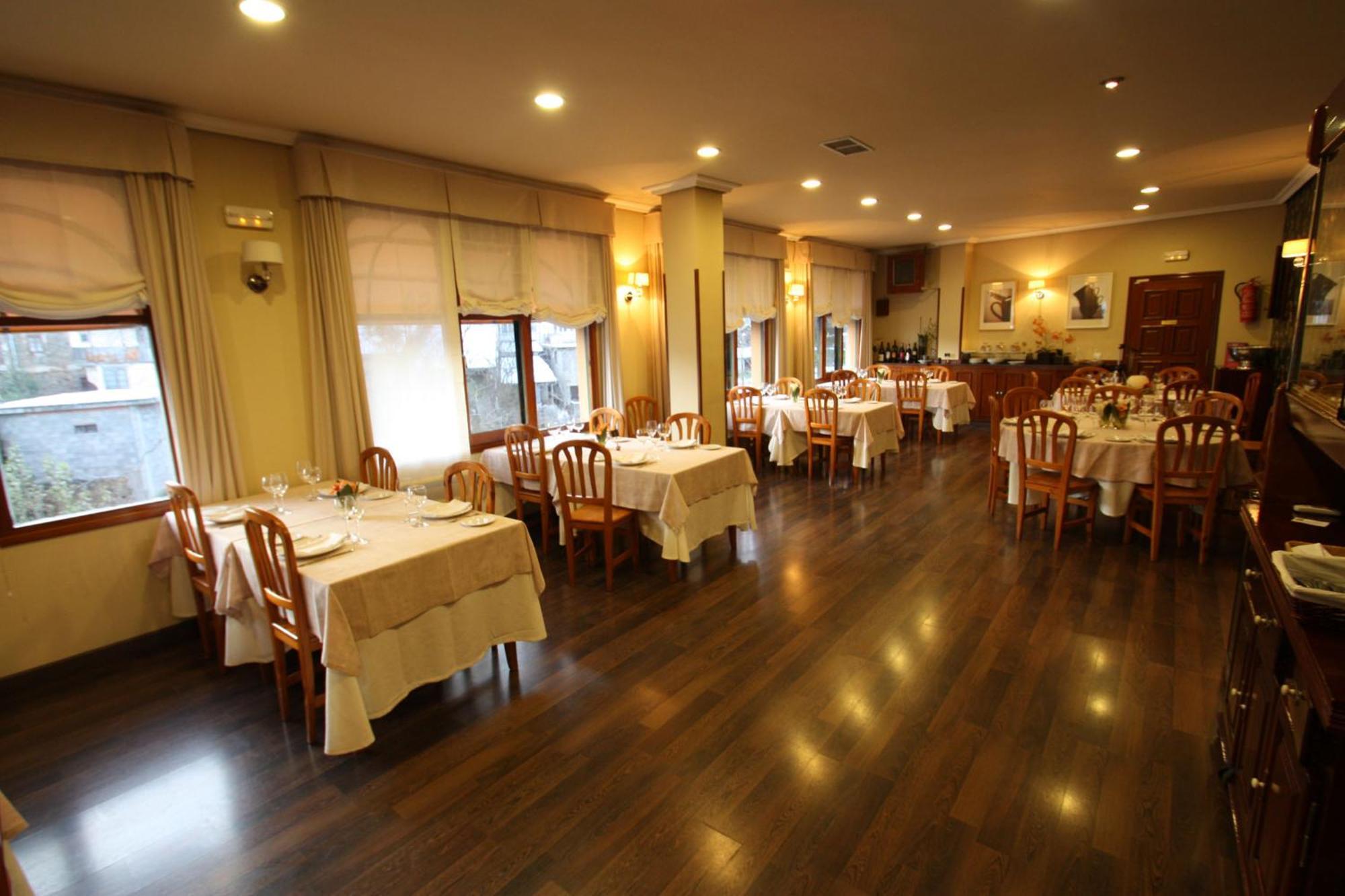 וילה פרנקה דל ביירסו Hostal Restaurante Mendez מראה חיצוני תמונה