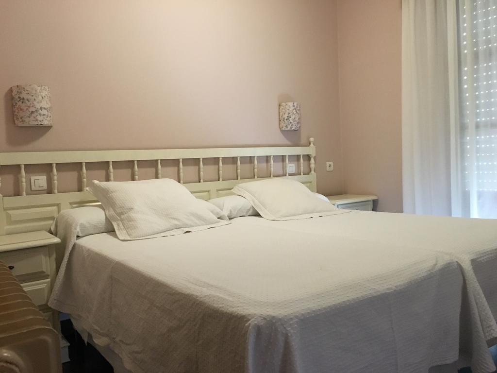 וילה פרנקה דל ביירסו Hostal Restaurante Mendez מראה חיצוני תמונה