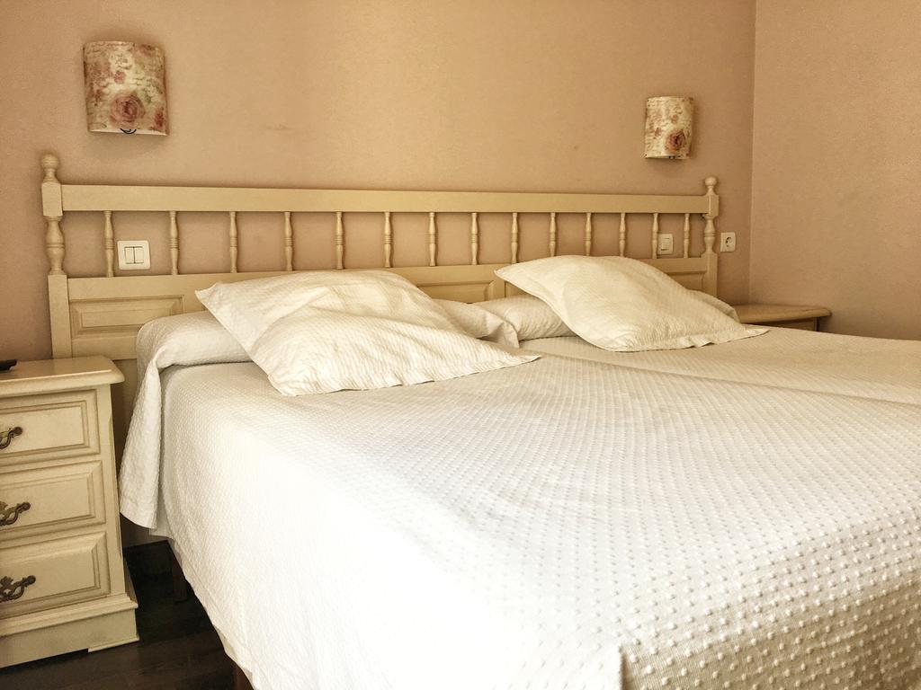 וילה פרנקה דל ביירסו Hostal Restaurante Mendez מראה חיצוני תמונה