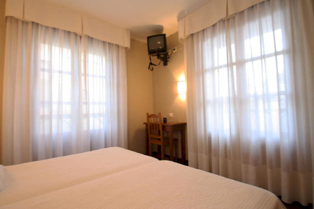 וילה פרנקה דל ביירסו Hostal Restaurante Mendez מראה חיצוני תמונה