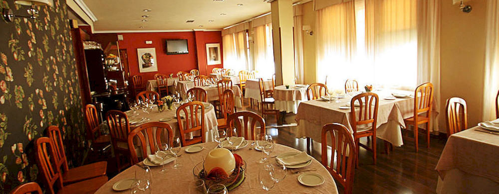 וילה פרנקה דל ביירסו Hostal Restaurante Mendez מראה חיצוני תמונה