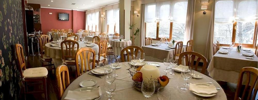 וילה פרנקה דל ביירסו Hostal Restaurante Mendez מראה חיצוני תמונה