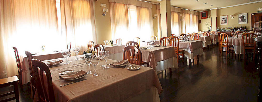 וילה פרנקה דל ביירסו Hostal Restaurante Mendez מראה חיצוני תמונה